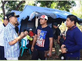 Gubernur Bali, Mangku Pastika saat bertatap muka secara langsung dengan pengungsi di Posko Banjar Tembok, Posko Desa Sambirenteng, Posko Desa Les dan Desa Bukti Kabupaten Buleleng, Sabtu (30/9).