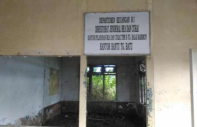 Bekas Kantor Kementrian Keuangan RI, Pelayanan Bea dan Cukai tampak dalam, yang berbau busuk, dan pesing 