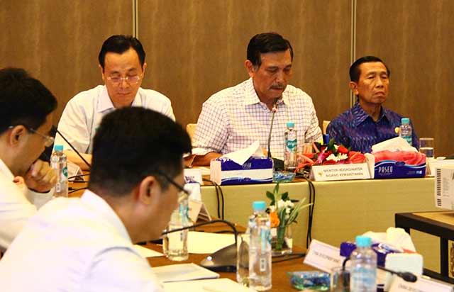 Wakil Gubernur China Development Bank (CDB) Zhou QingYu dengan Menteri Koordinator Bidang Kemaritiman Luhut Panjaitan dan Gubernur Bali Pastika, di Nusa Dua, Bali, Kamis (31/8)