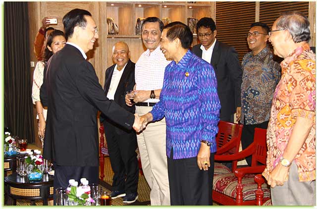 Gubernur-Bali-Paparkan-Target-Pembangunan-Infrastruktur-di-Depan-Petinggi-CDB Wakil Gubernur China Development Bank (CDB) Zhou QingYu dengan Menteri Koordinator Bidang Kemaritiman Luhut Panjaitan saat berkunjung ke Bali, Kamis (31/8)