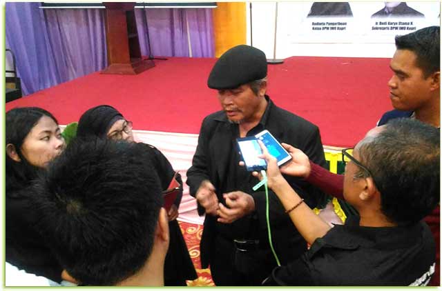 Ketum IWO Jodhi Yudono, saat di wawancara wartawan usai mengukuhkan kepengurusan IWO Wilayah Kepri dan Daerah Kota Batam, di GGI Hotel Batam, Provinsi Kepri, Senin (4/9/17).