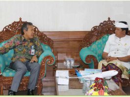 Wakil Gubernur Bali Ketut Sudikerta saat menerima audensi dari General Manager PT. PLN Distribusi Bali Nyoman Suwarji Astawa, di Ruang Rapat Wagub Sudikerta, Denpasar Kamis (28/9).