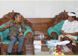 Wakil Gubernur Bali Ketut Sudikerta saat menerima audensi dari General Manager PT. PLN Distribusi Bali Nyoman Suwarji Astawa, di Ruang Rapat Wagub Sudikerta, Denpasar Kamis (28/9).