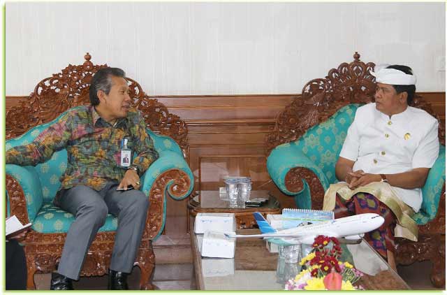Wakil Gubernur Bali Ketut Sudikerta saat menerima audensi dari General Manager PT. PLN Distribusi Bali Nyoman Suwarji Astawa, di Ruang Rapat Wagub Sudikerta, Denpasar Kamis (28/9).