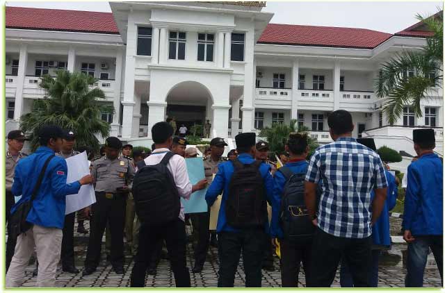 Demo PMII didepan kantor Bupati Karimun