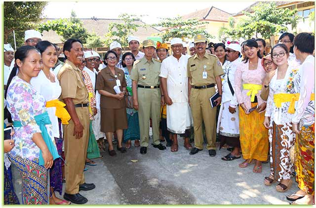 kunjungan kerja Gubernur Bali Made Mangku Pastika ke sejumlah Sekolah Menengah Kejuruan (SMK) Negeri di Kabupaten Buleleng, Selasa (5/9).