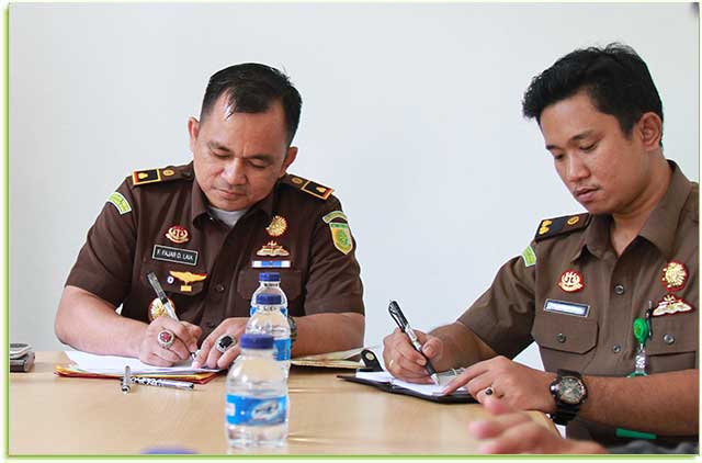 Tuntutan-JPU-Terhadap-Irwanyah,-Kasus-Korupsi-Perumahan-Suku-Duane Kacabjari Tanjungbatu, Filpan F.D Laia dan Kordinator bidang Intel Kejaksaan Tanjungbatu, Dachi di ruang Kejaksan Tanjungbatu, (12/9)
