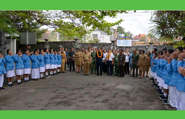 Terinfeksi HIV/AIDS: Wakil Gubernur Bali Ketut Sudikerta dalam acara Penilaian Lomba KSPAN Tingkat Provinsi Bali Tahun 2017 di SMKN 1 Kuta Selatan (16/10/2017)