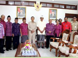 Gubernur Bali Made Mangku Pastika bersama audensi Panitia Musyawarah Daerah (Musda) Kerukunan Umat Beragama (FKUB) Provinsi Bali di ruang kerjanya, Kantor Gubernur Bali, Denpasar, Selasa (10/10).
