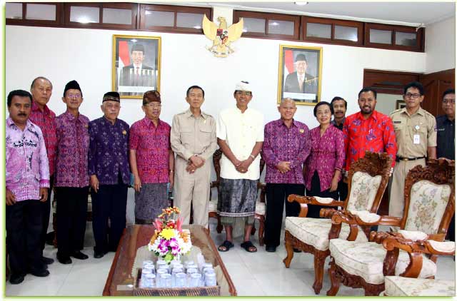 Gubernur Bali Made Mangku Pastika bersama audensi Panitia Musyawarah Daerah (Musda) Kerukunan Umat Beragama (FKUB) Provinsi Bali di ruang kerjanya, Kantor Gubernur Bali, Denpasar, Selasa (10/10).