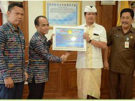 Wakil Gubernur Bali Ketut Sudikerta saat menerima audiensi dari Kepala Kanwil Direktorat Jendera Perbendaharaan Provinsi Bali di Ruang Kerjanya, Kantor Gubernur Bali, Denpasar, Jumat (27/10).