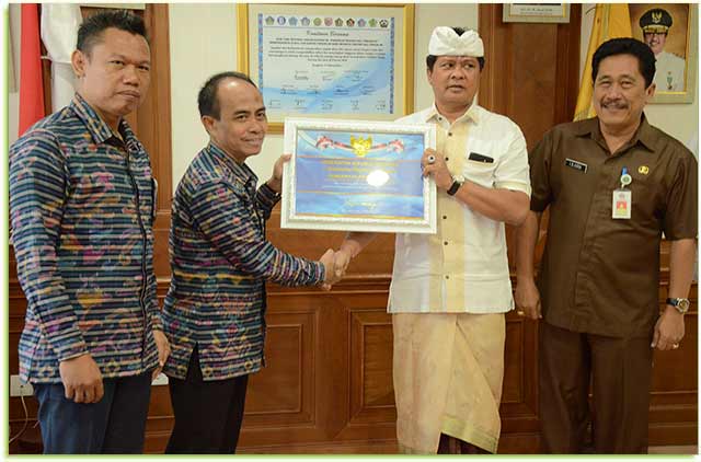 Wakil Gubernur Bali Ketut Sudikerta saat menerima audiensi dari Kepala Kanwil Direktorat Jendera Perbendaharaan Provinsi Bali di Ruang Kerjanya, Kantor Gubernur Bali, Denpasar, Jumat (27/10).