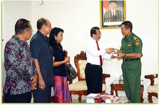 Duta Besar RI untuk Rusia M. Wahid Supriyadi saat menemui Gubernur Bali Made Mangku Pastika di Ruang Kerjanya, Kantor Gubernur Bali, Denpasar, Senin (16/10).