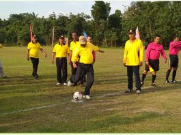 Bupati Karimun Buka Kundur Cup II di Stadion Mini Tanjungbatu Bupati Karimun H Aunur Rafiq, melakukan penendangan pertama, tanda dibukanya turnamen sepak bola Kundur Cup II di lapangan Stadion Mini Tanjungbatu Kundur, (18/10).