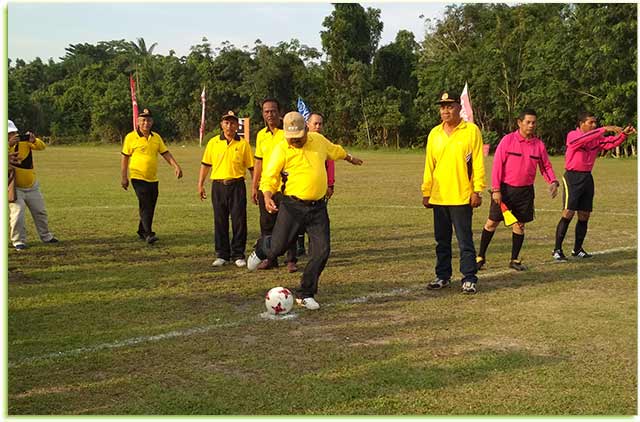 Bupati Karimun H Aunur Rafiq, melakukan penendangan pertama, tanda dibukanya turnamen sepak bola Kundur Cup II di lapangan Stadion Mini Tanjungbatu Kundur, (18/10).