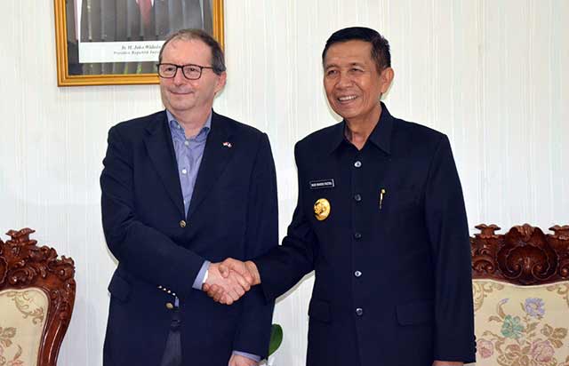 Dubes Perancis H.E Mr. Jean – Charles Berthonnet. saat bertemu Gubernur Bali Made Mangku Pastika di Ruang Kerjanya, Jumat (6/10).
