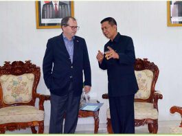 Keakraban Dubes Perancis H.E Mr. Jean – Charles Berthonnet. dan Gubernur Bali Made Mangku Pastika di Ruang Kerjanya, Jumat (6/10).