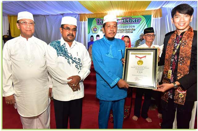 Empat-Rekor-Muri-Disabet-Kabupaten-Karimun Karimun peroleh 4 Penghargaan rekor dari MURI (Museum Rekor Indonesia) yang diserahkan pada malam syukuran acara puncak HUT Kabupaten Karimun ke 18