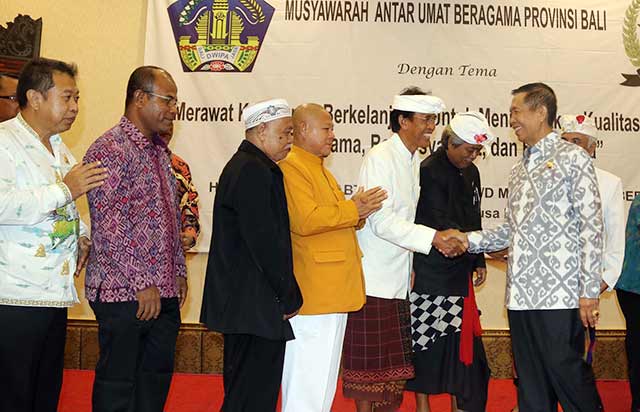 Gubernur Bali Made Mangku Pastika saat membuka Musyawarah Antar Umat Beragama yang dilaksanakan oleh Forum Komunikasi Antar Umat Beragama (FKUB) di Goodway Hotel, Nusa Dua, Bali, Sabtu (14/10).