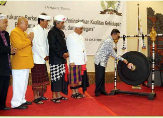 Gubernur Mangku Pastika saat membuka Musyawarah Antar Umat Beragama yang dilaksanakan oleh Forum Komunikasi Antar Umat Beragama (FKUB) di Goodway Hotel, Nusa Dua, Bali, Sabtu (14/10).