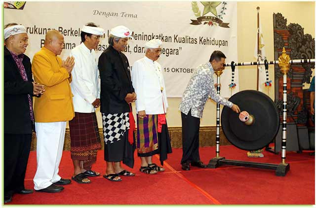 Gubernur Mangku Pastika saat membuka Musyawarah Antar Umat Beragama yang dilaksanakan oleh Forum Komunikasi Antar Umat Beragama (FKUB) di Goodway Hotel, Nusa Dua, Bali, Sabtu (14/10).