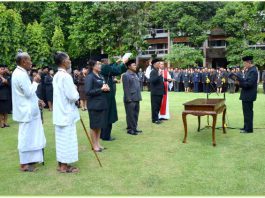 Gubernur Pastika saat melantik 63 Pejabat Administrator (Eselon III) di Halaman Kantor Gubernur Bali, Jumat (6/10).