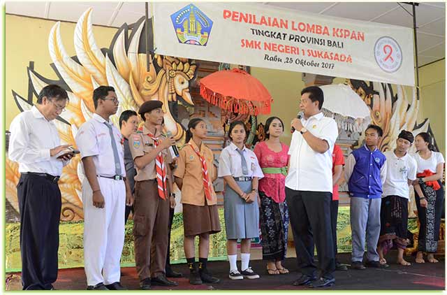 Bahaya Narkoba dan HIV/AIDS: Wakil Gubernur Bali Ketut Sudikerta dalam sambutannya saat penilaian Lomba Kelompok Siswa Peduli AIDS dan Narkoba (KSPAN) Tingkat SMA/SMK se Bali Tahun 2017 di SMKN 1 Sukasada, Buleleng, Rabu (25/10).