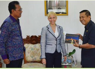 Duta Besar Hungaria untuk Indonesia H.E. Judit Nemeth–Pach saat bertemu Gubernur Bali Made Mangku Pastika di Renon-Denpasar, Senin (9/10).