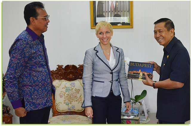 Duta Besar Hungaria untuk Indonesia H.E. Judit Nemeth–Pach saat bertemu Gubernur Bali Made Mangku Pastika di Renon-Denpasar, Senin (9/10).