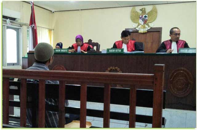Irwan, saat sidang putusan di Pengadilan Tipikor Tanjungpinang.