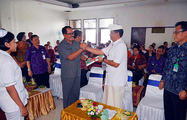Wakil Gubernur Bali, Ketut Sudikerta saat melaksanakan Penilaian Lomba KSPAN Tingkat Provinsi Bali Tahun 2017 di SMK Kesehatan Panca Atmajaya, Klungkung, Kamis (18/10).