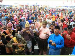 Karimun Raih Rekor MURI Makan Lakse Terbanyak 1800 Porsi Makan Lakse bersama sebanak 1800 porsi pada HUT Karimun