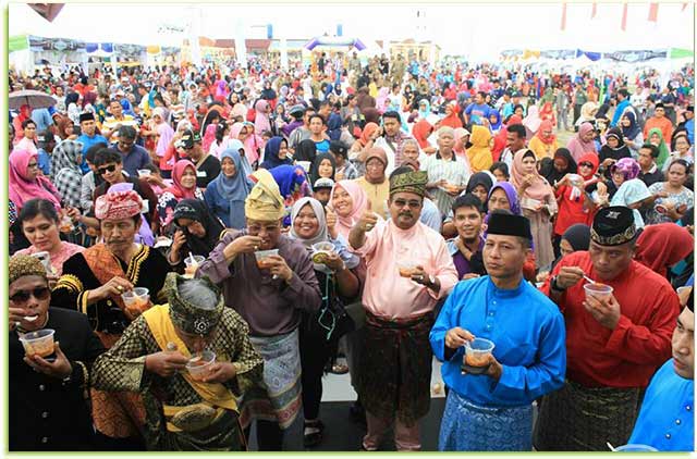 Makan Lakse bersama sebanak 1800 porsi pada HUT Karimun