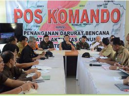 Mangku Pastika dalam rapat terbatas dengan para Camat di Karangasem, jajaran Pemkab Karangasem, serta jajaran Pemprov Bali di Posko Utama Tanah Ampo, Manggis, Karangasem, Senin (9/10).