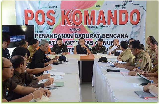 Mangku Pastika dalam rapat terbatas dengan para Camat di Karangasem, jajaran Pemkab Karangasem, serta jajaran Pemprov Bali di Posko Utama Tanah Ampo, Manggis, Karangasem, Senin (9/10).