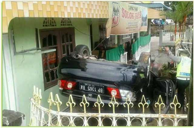 Mobil Sedan Nyungsep ke Teras Rumah Warga di Kilometer 5