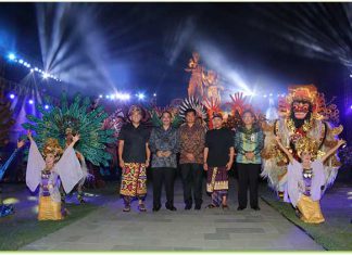 Wakil Gubernur Bali, Ketut Sudikerta saat membuka “Pesona Mandiri Nusa Dua Fiesta 2017" yang digelar di Pulau Peninsula, kawasan ITDC Nusa Dua, Bali, Rabu (11/10).