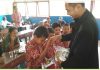 Bagikan masker secara gratis kepada masyarakat dan siswa SD 005 Kundur di Tanjung Sari Kelirahan Gading Sari Kundur, Rabu (25/10).