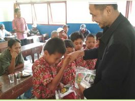 Bagikan masker secara gratis kepada masyarakat dan siswa SD 005 Kundur di Tanjung Sari Kelirahan Gading Sari Kundur, Rabu (25/10).