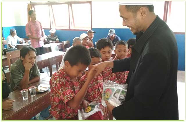 PKS Bagikan Seribu Masker ke Warga Tanjung Sari Yang Terkena Dampak Kabut Asap