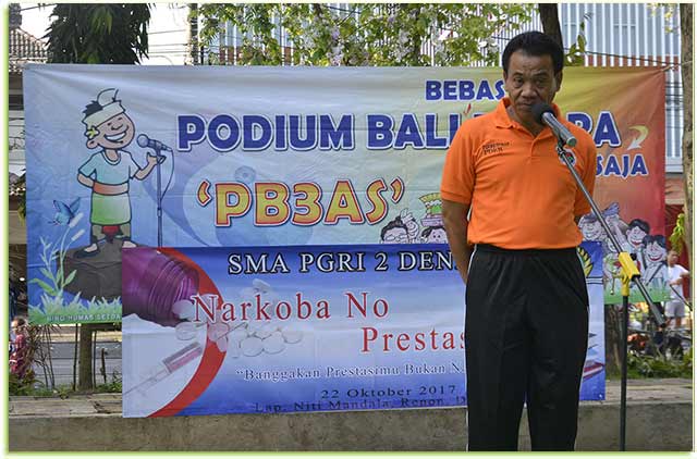 Pemprov-Bali-Klaim-Distribusikan-150-Ribu-Kartu-Pengungsi-Gunung-Agung Kepala Dinas Pemberdayaan Masyarakat Desa ketut Lihadnyana dalam orasi di Podium Bali Bebas Bicara Apa Saja (PB3AS) di Lapangan Puputan Niti Mandala Renon, Denpasar, Minggu (22/10).