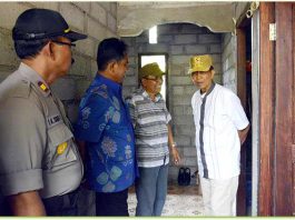 Gubernur Bali Made Mangku Pastika seusai menyerahkan bantuan bedah rumah partisipasi Corporate Social Responsibility (CSR) di Dusun Kusambi, Desa Bunutan, Kecamatan Abang, Karangasem, Sabtu (7/10).