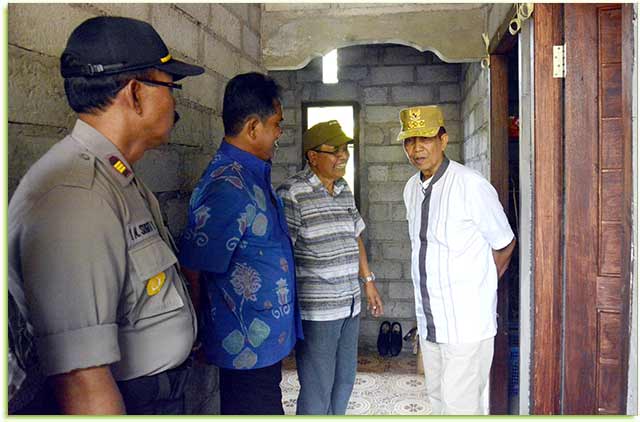 Gubernur Bali Made Mangku Pastika seusai menyerahkan bantuan bedah rumah partisipasi Corporate Social Responsibility (CSR) di Dusun Kusambi, Desa Bunutan, Kecamatan Abang, Karangasem, Sabtu (7/10).