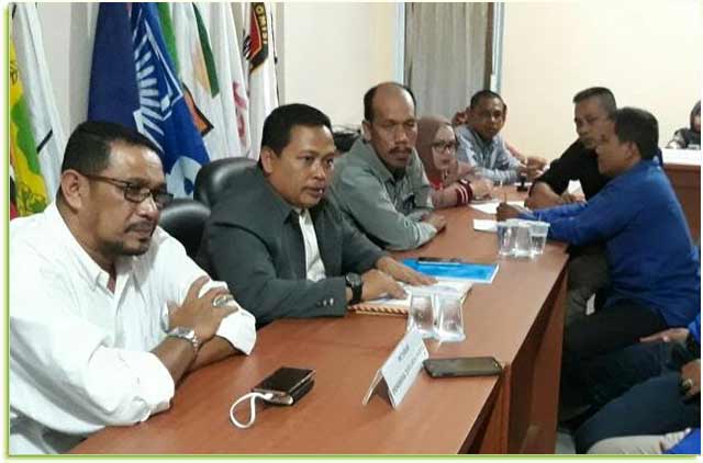 Ketua KPU Karimun, Ahmad Sulton, (tengah), beserta seluruh stafnya, ketika menerima pendaftaran parpol peserta pemilu 2019, di Kantor KPU Karimun.