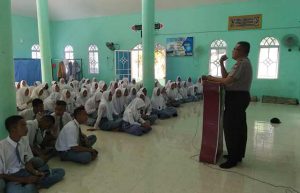 Kapolsek Kundur Utara Barat AKP Emsas Mardenis, saat menyampaikan penyuluhan tentang bahaya penyalahgunaan narkoba dan sosialisasi penerimaan bintara Polri kepada para siswa/siswi SMA N 4 Kundur Barat.