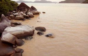 Pencemaran laut. Air yang dulunya bersih dan bening kini menjadi kuning.