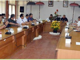 Gubernur Bali Made Mangku Pastika dalam pertemuan dengan sejumlah pelaku pariwisata bertempat di Kantor Dinas Pariwisata Provinsi Bali, Selasa (3/10).