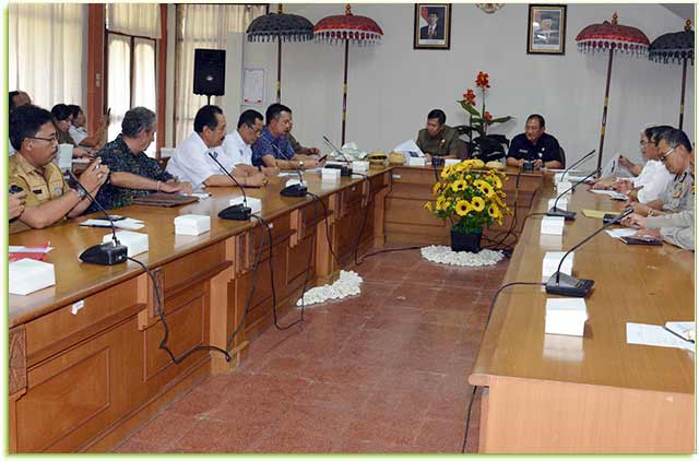 Status-Gunung-Agung.-Gubernur-Himbau-Wisatawan-Jangan-Ragu-Datang-ke-Bali Gubernur Bali Made Mangku Pastika dalam pertemuan dengan sejumlah pelaku pariwisata bertempat di Kantor Dinas Pariwisata Provinsi Bali, Selasa (3/10).