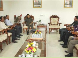 Ketua Gabungan Pelaksana Konstruksi Nasional (Gapensi) Bali Wayan Adnyana saat bertemu dengan Gubernur Bali Made Mangku Pastika di Kantor Gubernur Bali, Selasa (28/11).