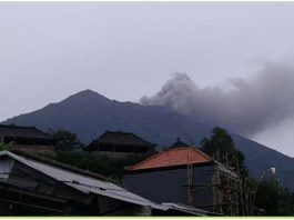Erupsi Gunung Agung Mengeluarkan Abu
